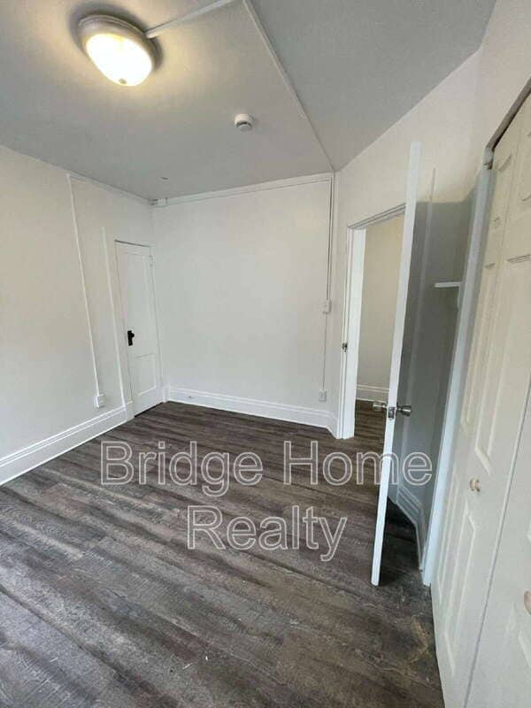 Building Photo - 136 S Spring Ave