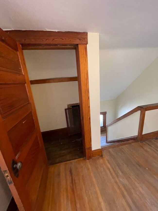 Building Photo - Large Brick 7 bedroom home. email Amber@os...