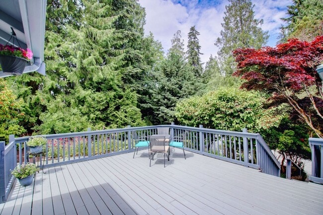 Building Photo - Lovely Clinton Home with Great Light and Pet Friendly!