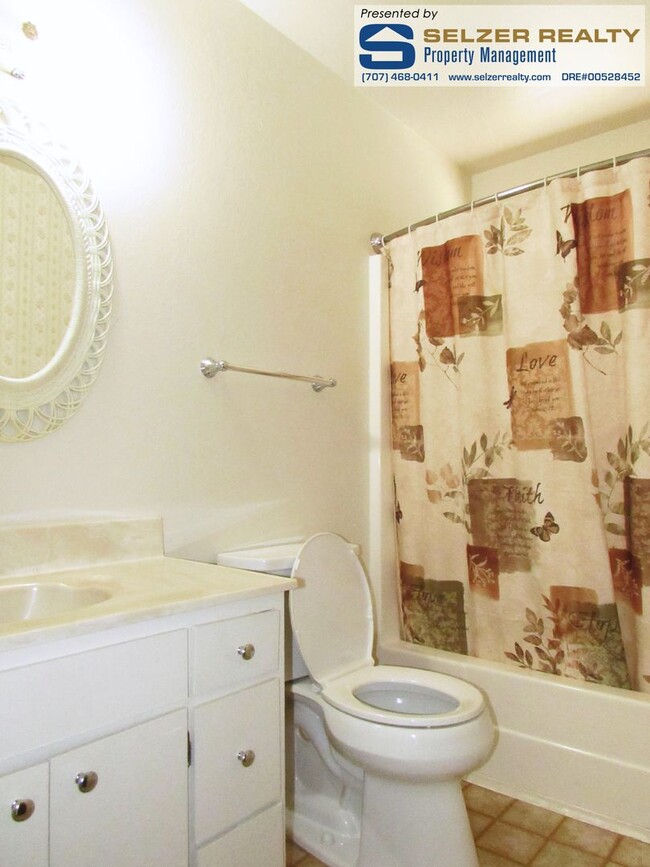 Building Photo - Charming 2-story 2 bedroom home w/ bonus l...
