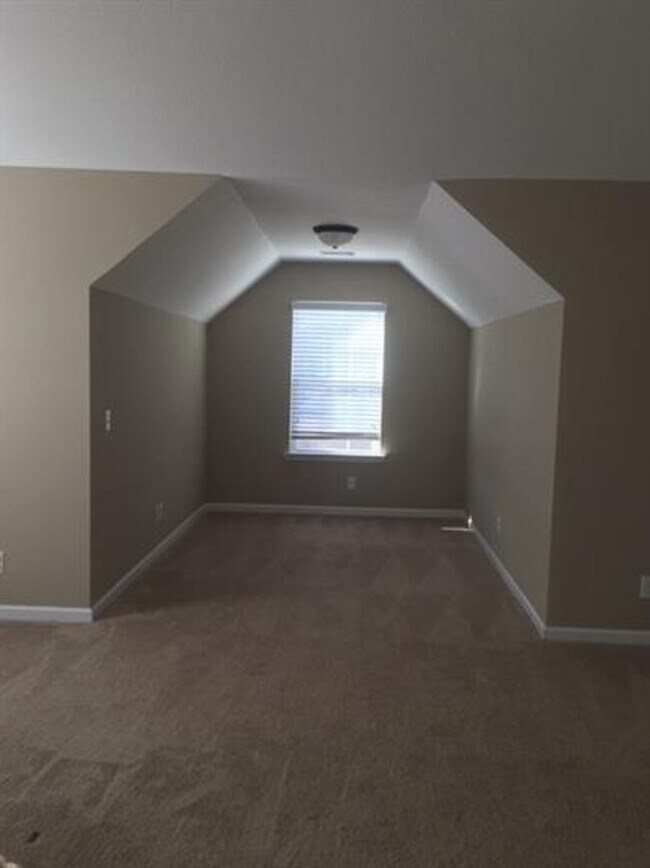 Building Photo - 607 Red Oak Ln