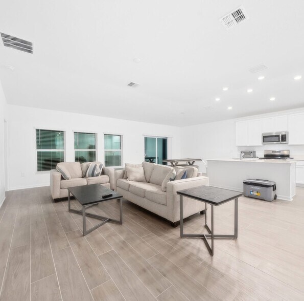 Building Photo - 3977 Willowbrook Dr