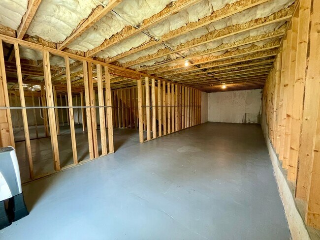 Building Photo - Gorgeous 5 bedroom 3.5 bath home in desira...