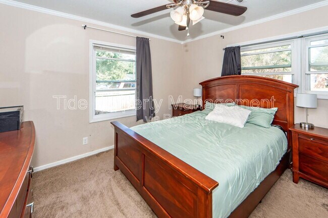 Building Photo - 1233 Hawthorne Cir