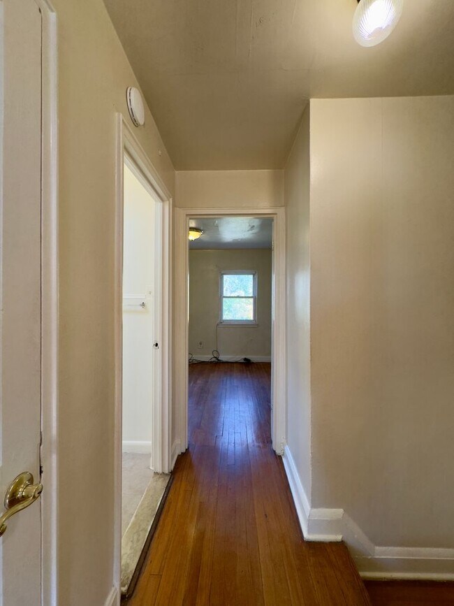 Building Photo - Charming 2 Bedroom/1 Bathroom Townhome in ...