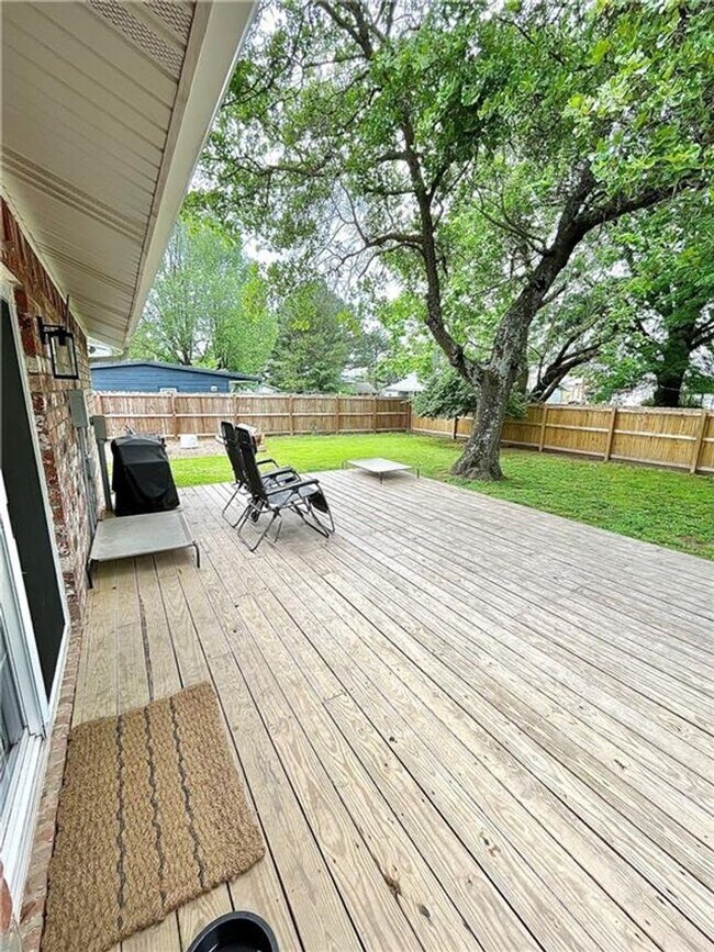 Building Photo - Cozy Home with Deck, Fenced Backyard & Modern Kitchen