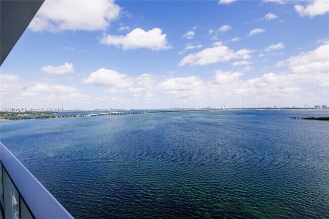 Building Photo - 700 NE 24th St