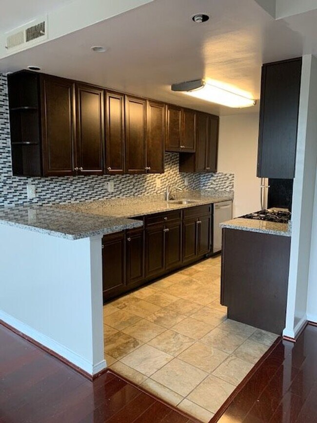 Building Photo - 1 Bedroom Condo With Den