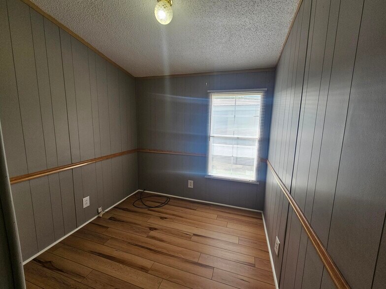 Building Photo - 442 Tulip Dr