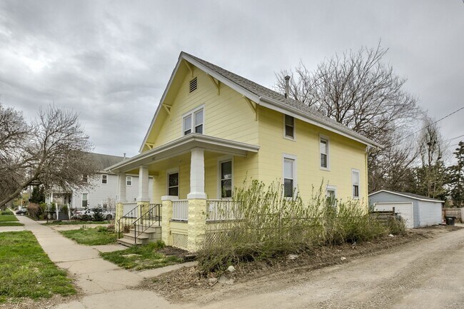 Building Photo - 1327 S 13th St