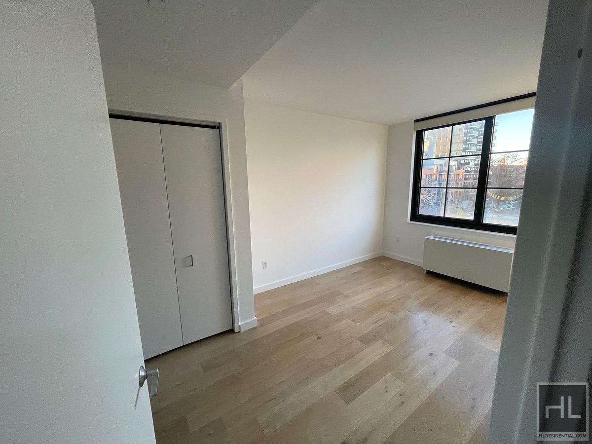 Building Photo - Northern Blvd | Flushing | Penthouse, 1BR/1BA w/Private Balcony, W/D & NO Broker's Fees!