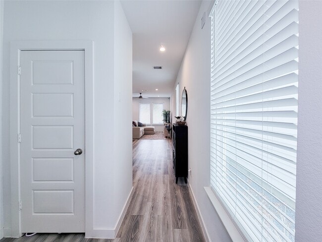 Building Photo - 3223 Creston Gate Dr