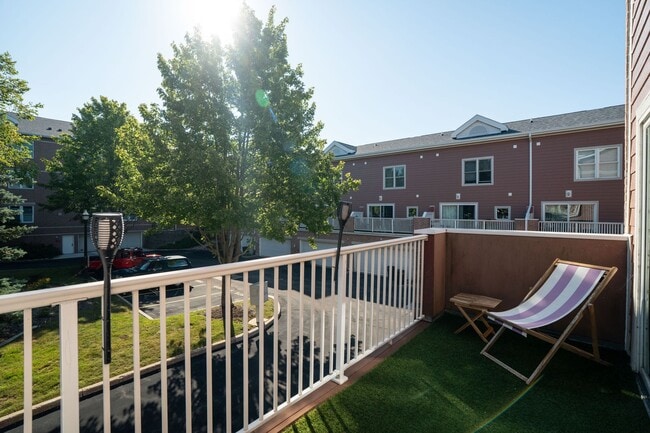 Building Photo - Live steps from Lake Michigan in this spac...