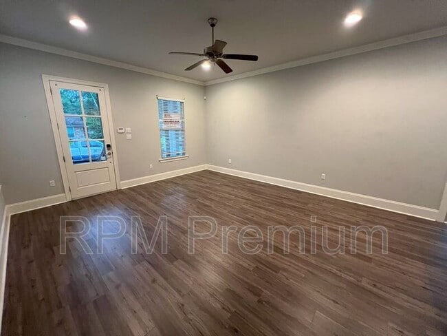 Building Photo - 2353 Orpine Ave