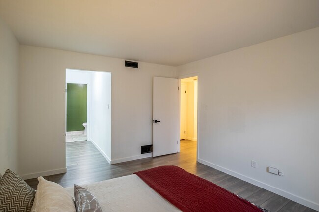Building Photo - 800 Brook Dr