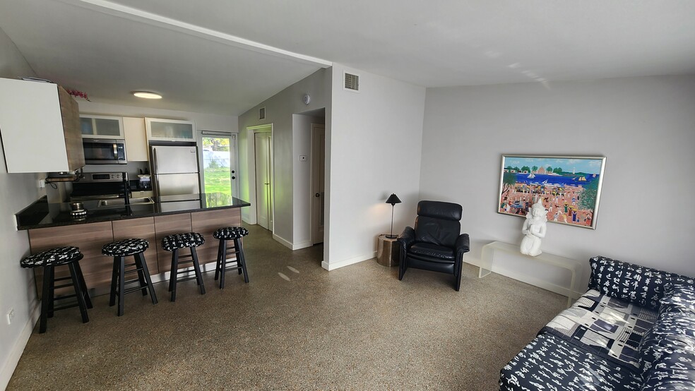 Building Photo - 565 NW 128th St