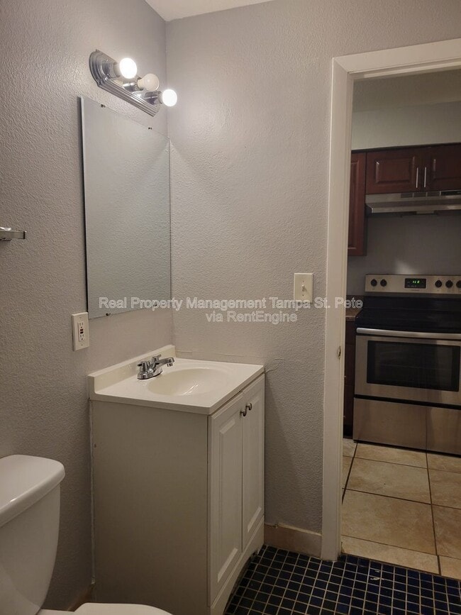 Building Photo - 404 W Amelia Ave