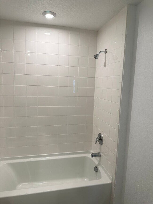 Building Photo - For Rent - 3 BEDROOM 2.5 BATHROOM TOWNHOUS...
