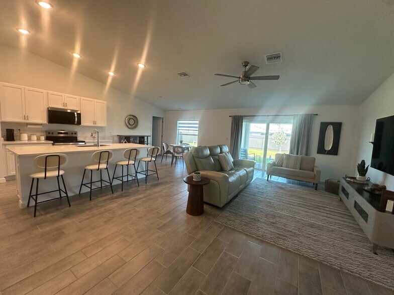 Building Photo - 1614 NE 2nd Pl