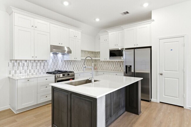 Building Photo - 3057 Pensacola Dr