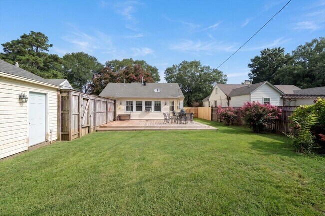 Building Photo - 3733 Charleswood Ave