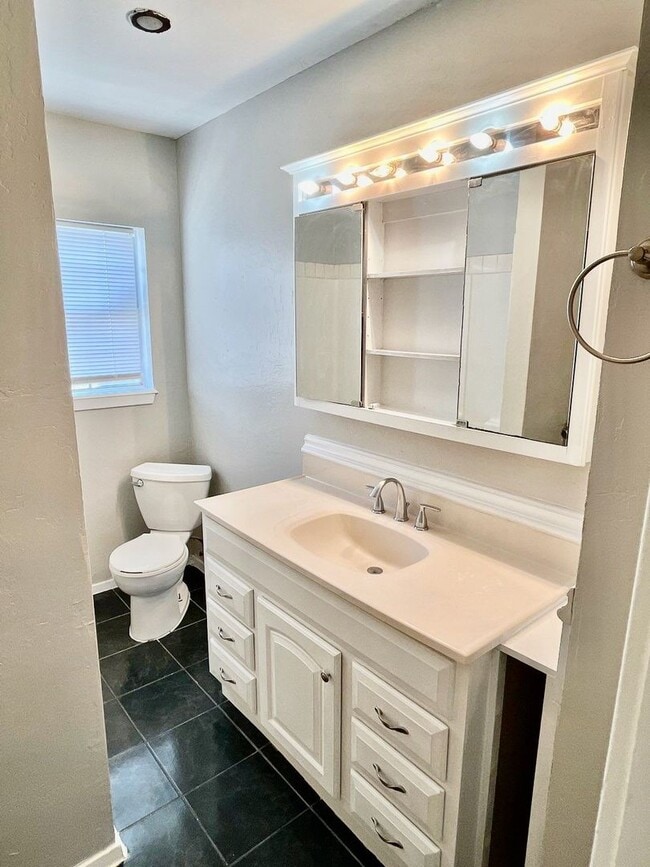 Building Photo - Great 3 Bedroom 1 Bathroom Home Near the Fairgrounds!