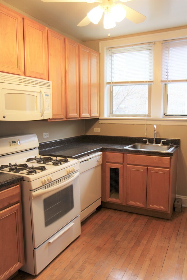 West Rogers Park 2232 W Farwell Ave Chicago IL 60645 Apartment Finder