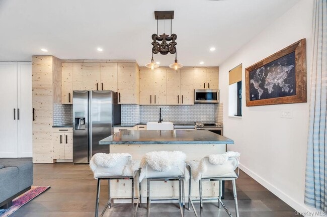 Building Photo - 100 W Broadway