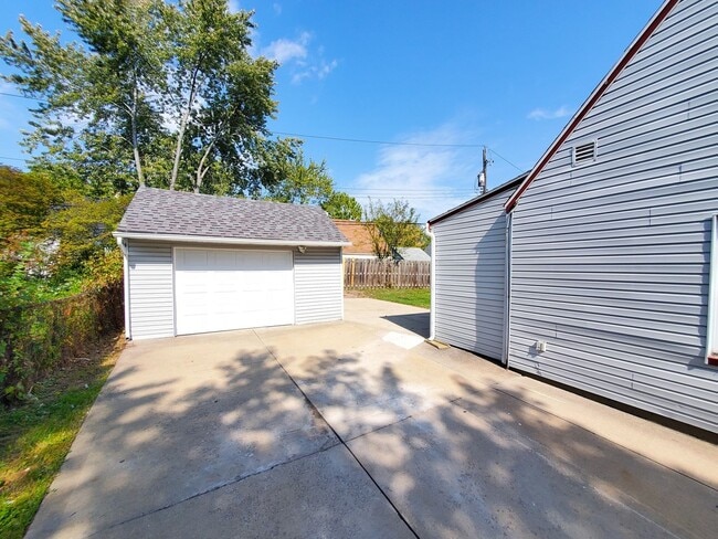 Building Photo - 4 Bed - 1 Bath Cape Cod for Rent