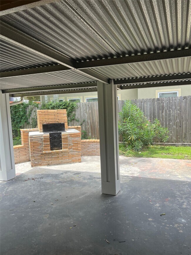 Building Photo - 2911 Linkwood Dr