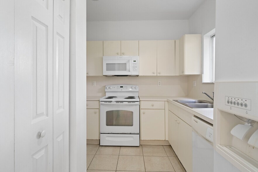 Building Photo - 1180 NE 41st Ave