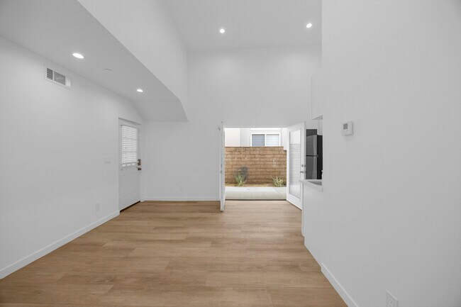 Building Photo - 308 N Catalina Ave