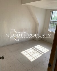 Building Photo - 516 W Ave B