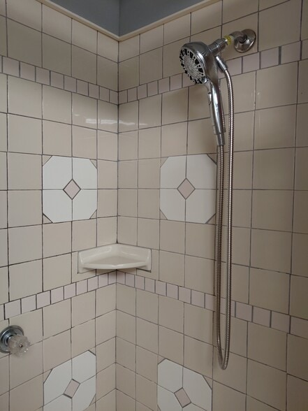 Large Shower - 5720 24th St W