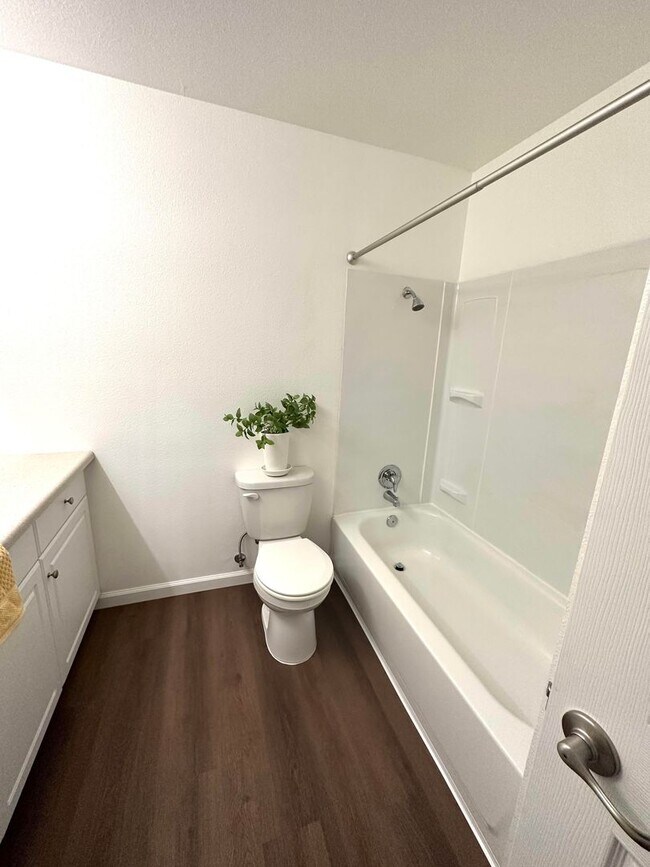 Building Photo - Great space for every taste. You'll love o...