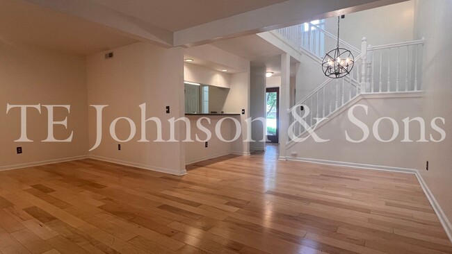 Building Photo - Deerfield Townhome Community 3 bed 3 baths