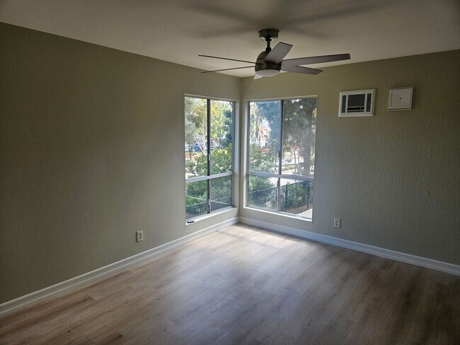 Building Photo - Beautiful 3 Bedroom 2 Bathroom Unit