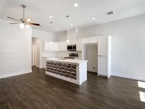 Building Photo - 5901 Woodview Dr