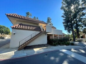 Building Photo - Remodeled 2+1 Upstairs Parkside Condo
