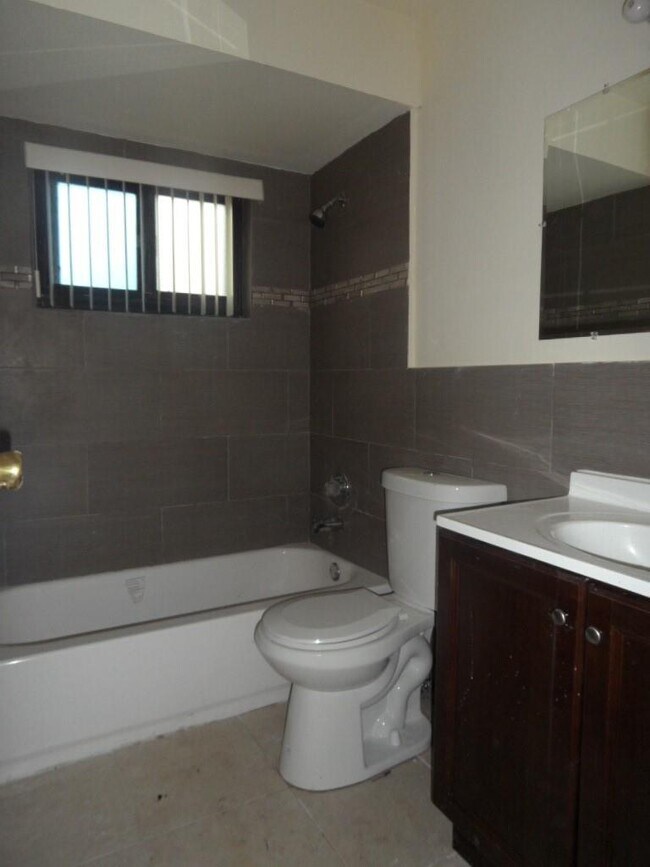 Building Photo - 2724 SW 46th St