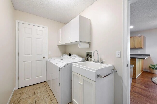 Building Photo - 13785 Hill Pl Dr
