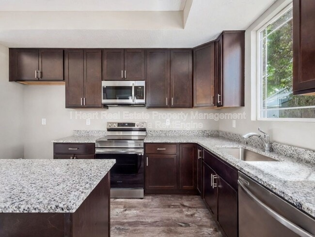 Building Photo - 33 Whitethorne Ave