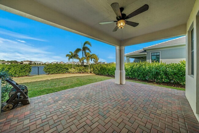 Building Photo - 601 SE Fascino Cir