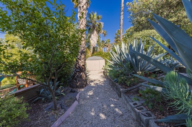 Building Photo - S of the Blvd - upgraded 4+3 w/pool + views!