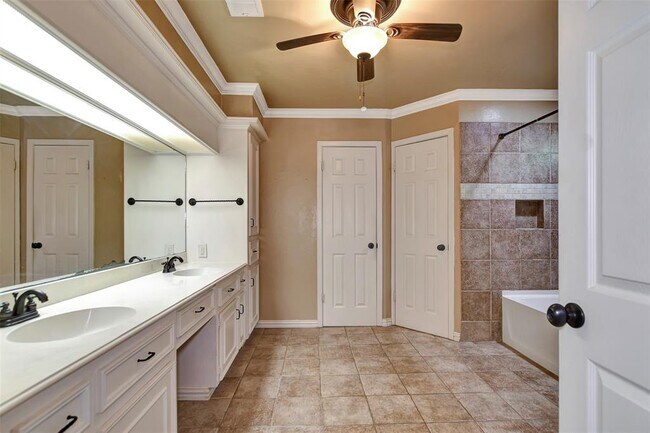 Building Photo - 75 Wood Hollow Dr
