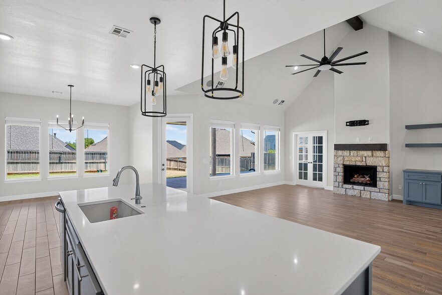 Building Photo - 709 Timber Trl