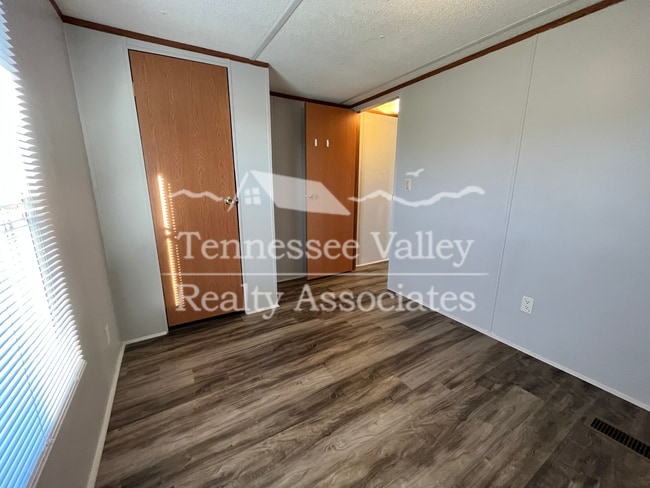 Building Photo - Well kept 3 bedroom/ 2 bathroom home just ...