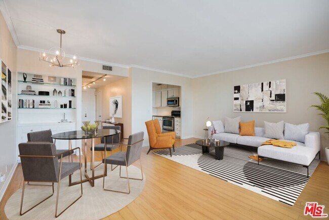 Building Photo - 321 S San Vicente Blvd