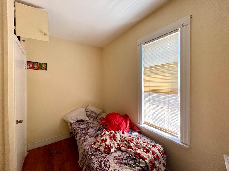 Building Photo - 49 Beech Glen St