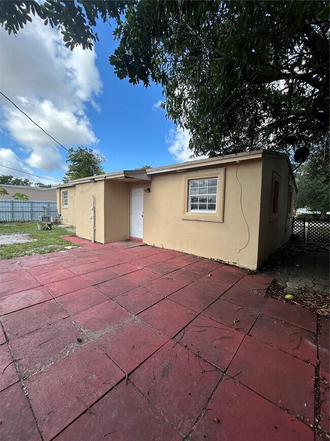 Building Photo - 1221 N 72nd Ave